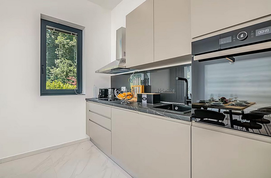 Cucina moderna con finestra