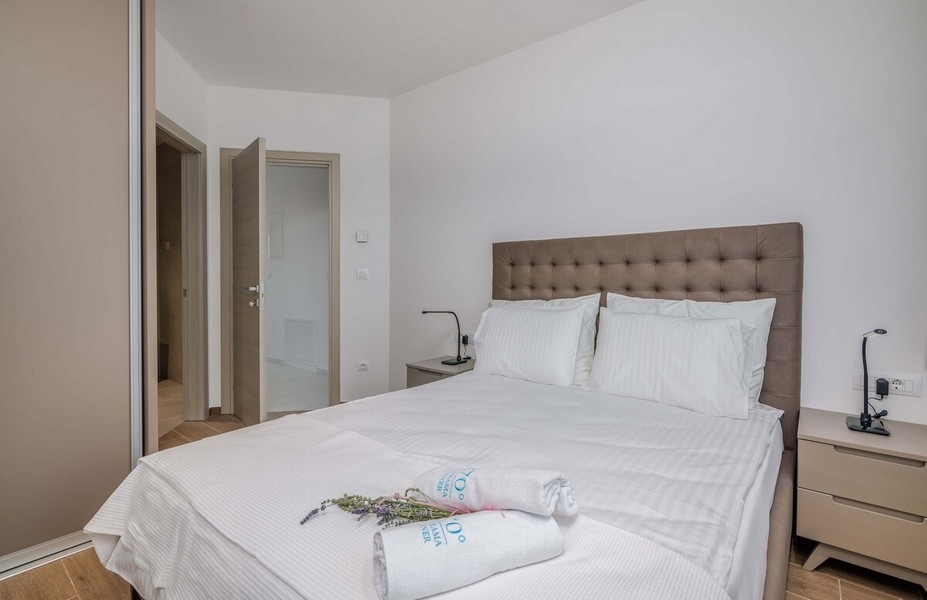 Elegante camera da letto con letto matrimoniale