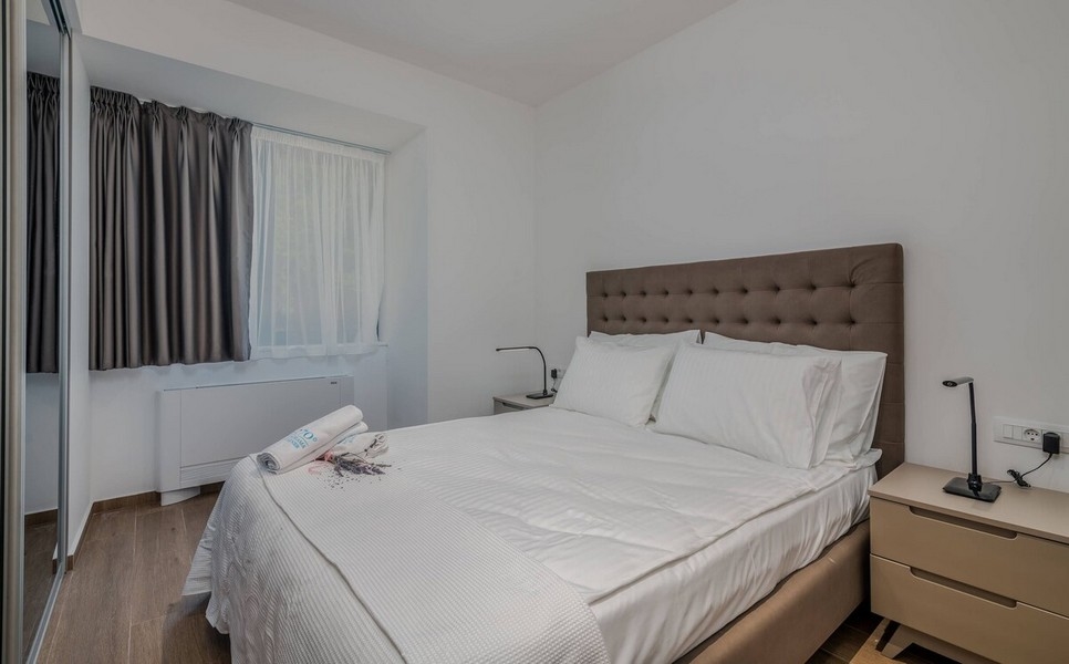 Camera da letto accogliente con finestra e tende oscuranti