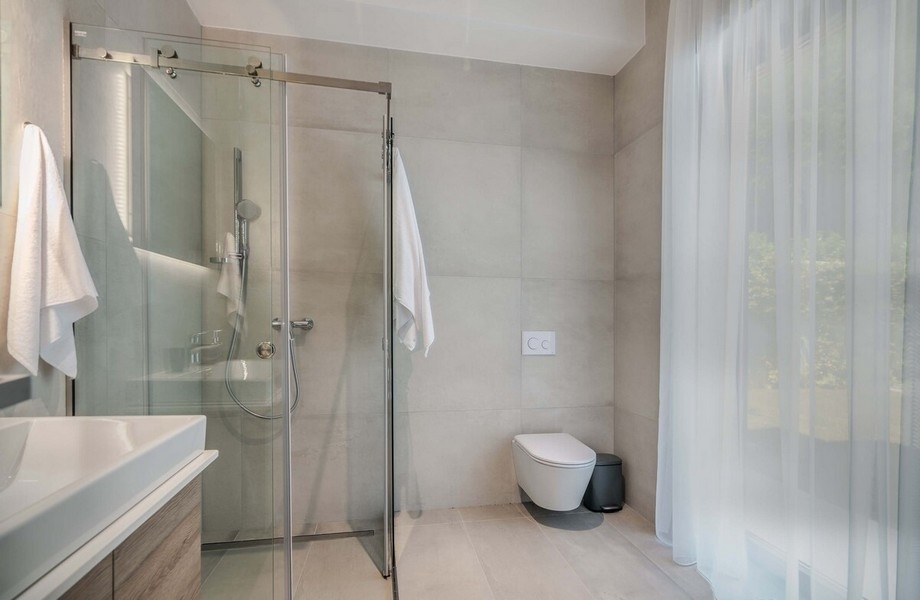 Bagno moderno con doccia in vetro