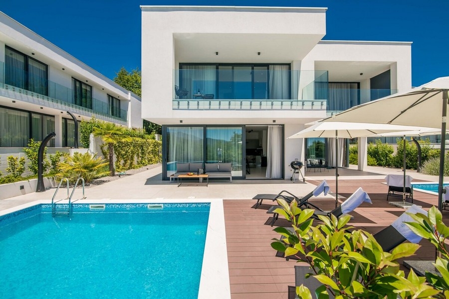 Villa moderna con piscina in vendita - immobile H3488.