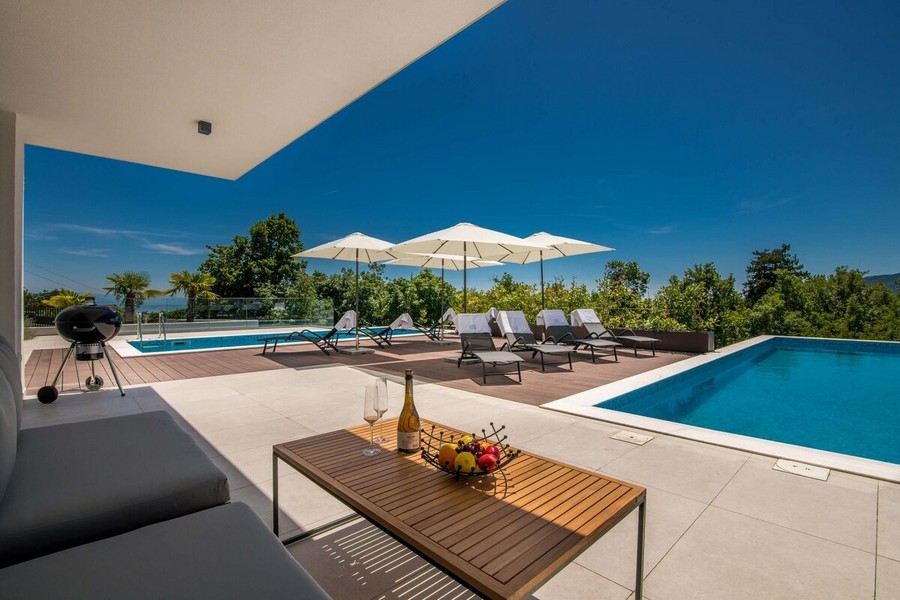 Terrazza con piscina e vista mare