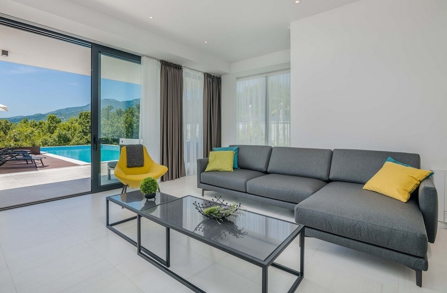 Soggiorno con vista sulla terrazza e sulla piscina