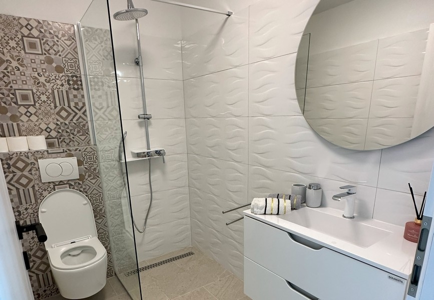 Bagno moderno con doccia e arredamento elegante