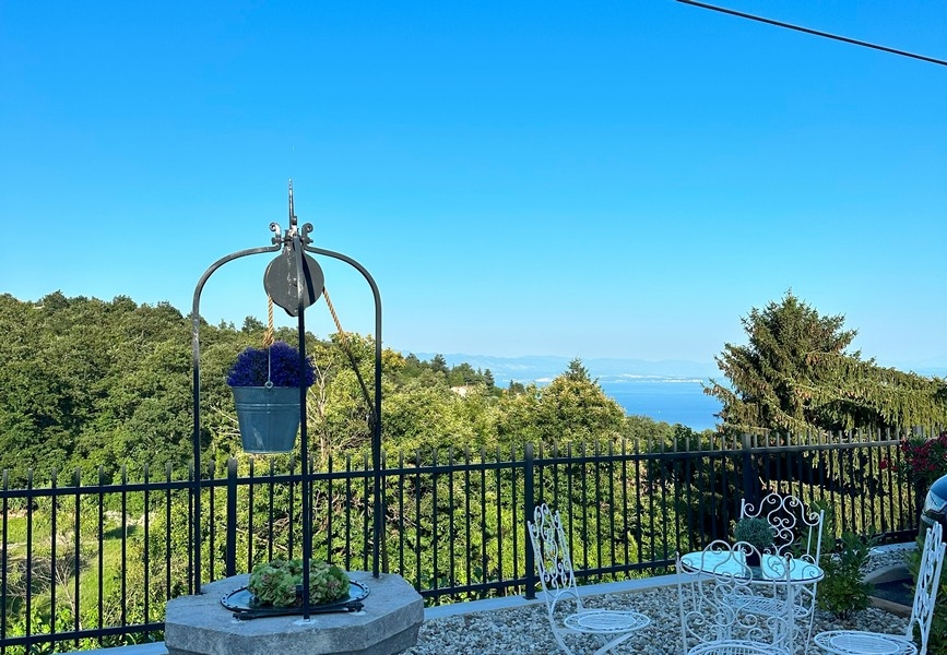 Vista sul mare e sui dintorni dalla villa H3490 vicino a Opatija, Quarnaro.