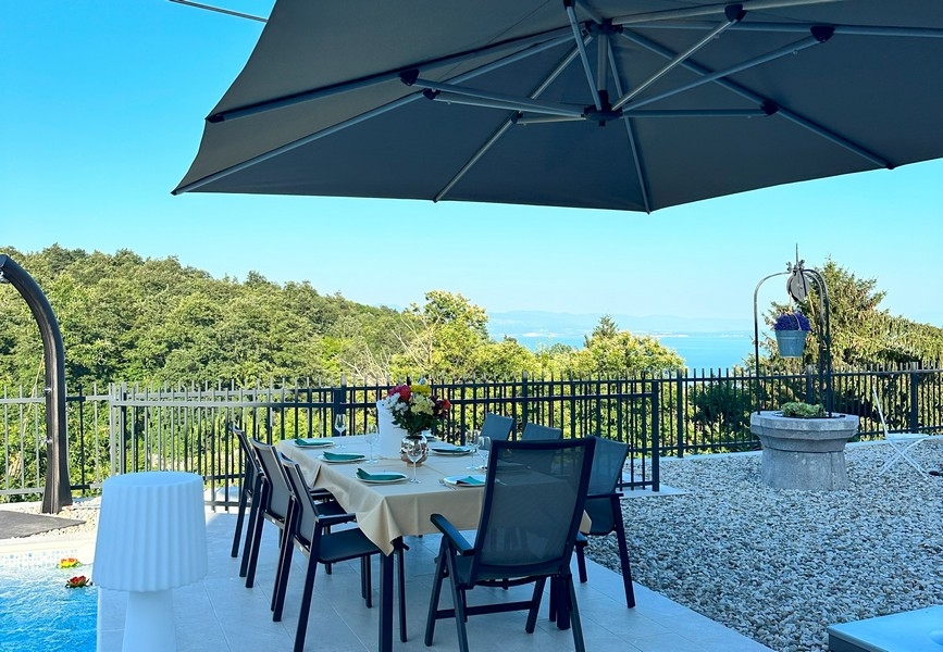 Zona pranzo con vista mare e ombrellone