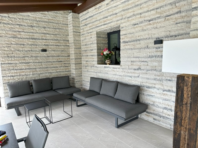 Lounge moderna nell'area esterna della villa