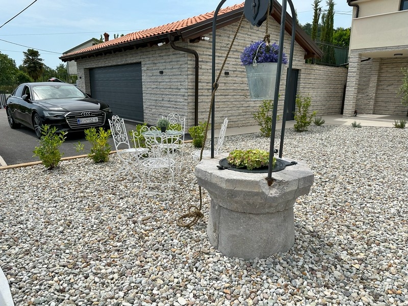 Fontana decorativa nel cortile con posti a sedere