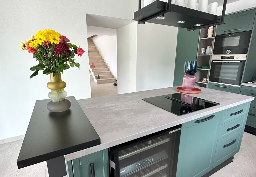 Elegante cucina con dotazioni moderne