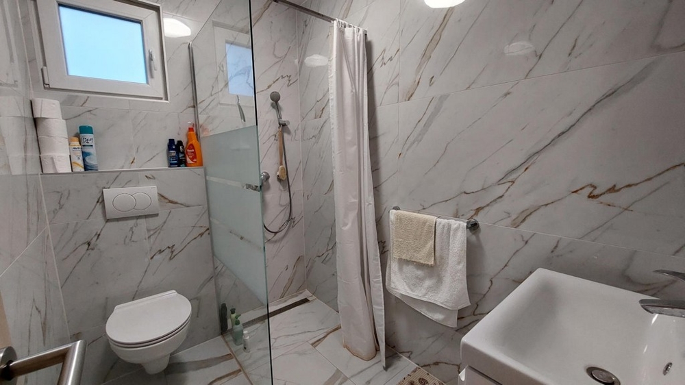 Bagno con doccia e dettagli in marmo dell'immobile H3491 in Croazia