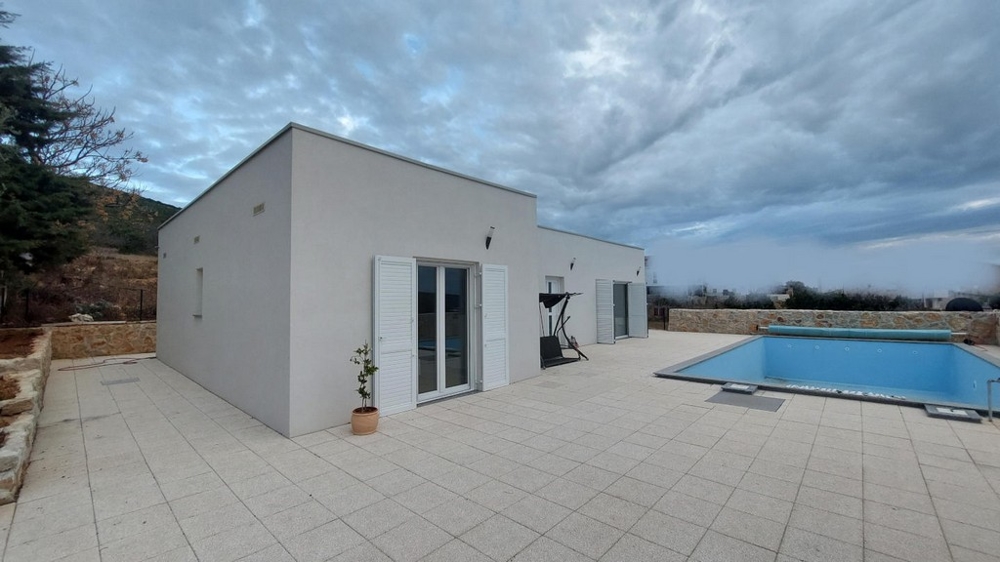 Bungalow moderno con piscina.