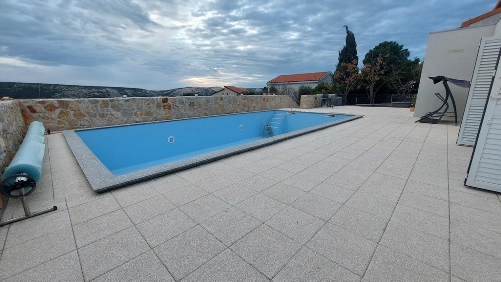 Piscina moderna con terrazza e vista mare, immobile H3491, Panorama Scouting