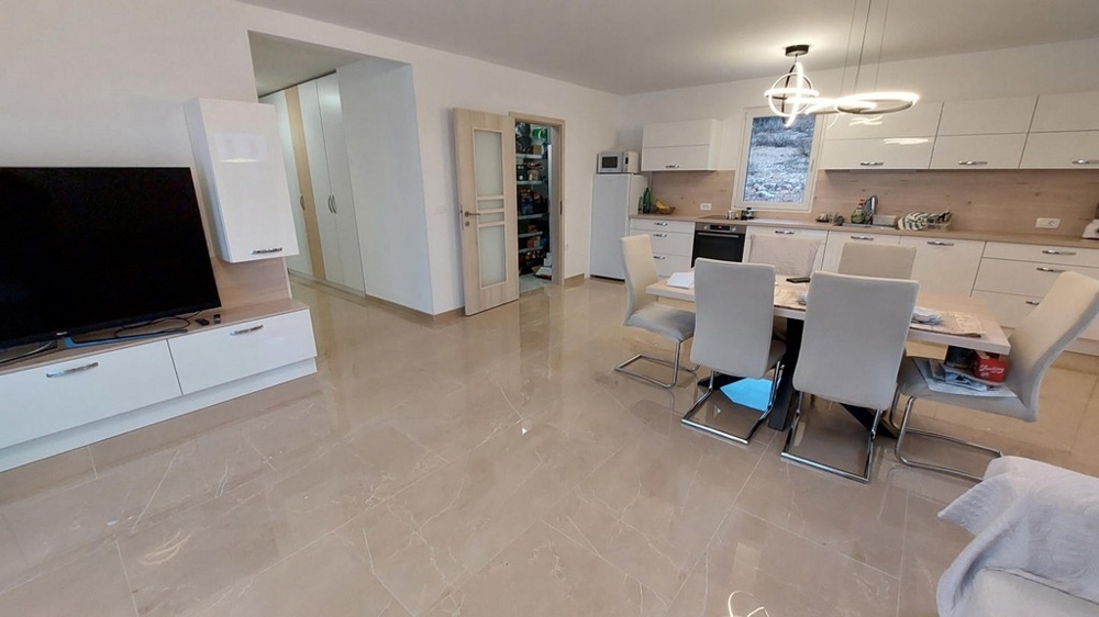 Cucina moderna con zona pranzo, interni luminosi