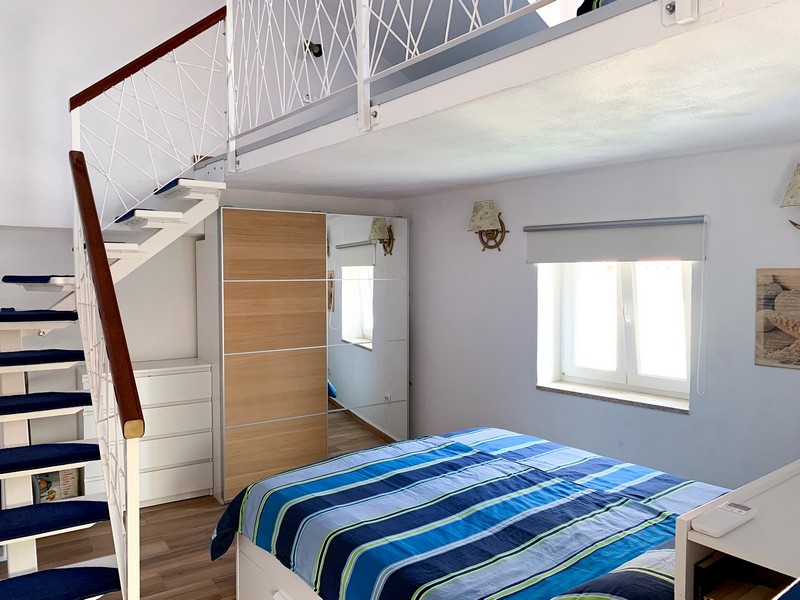 Camera da letto con galleria e scala moderna