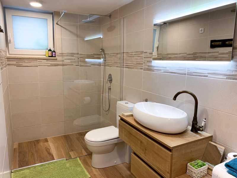 Il secondo bagno con doccia.