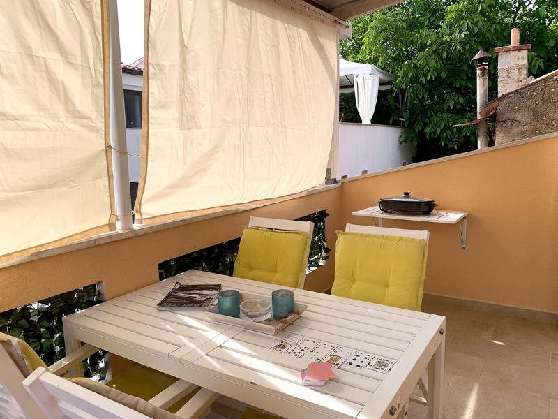 Terrazza con tavolo da pranzo e sedie.