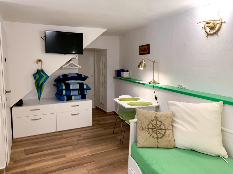 Soggiorno con panca verde, arredamento moderno, ID H3497 Panorama Scouting