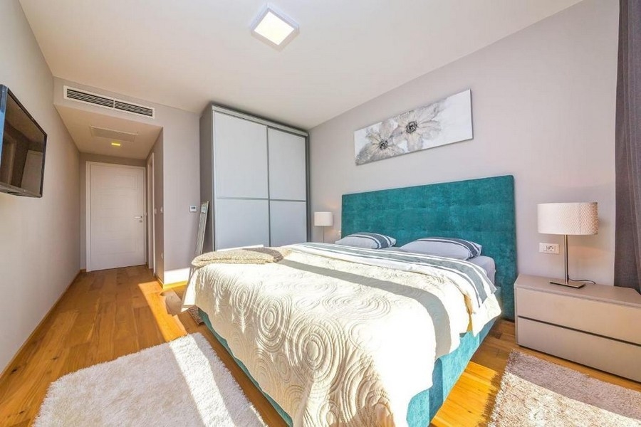 Camera da letto con letto matrimoniale e accesso diretto alla terrazza