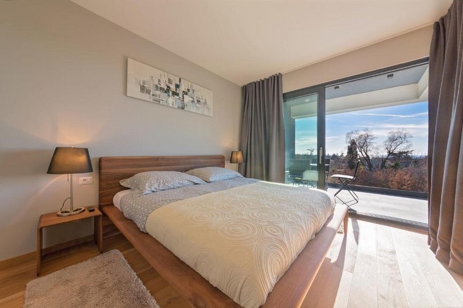 Camera da letto con grandi finestre e molta luce naturale