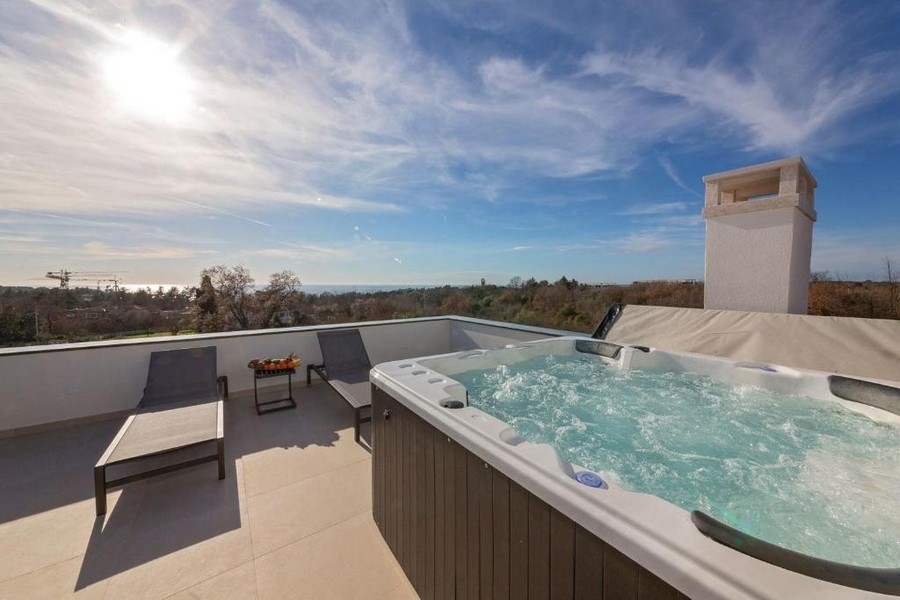 Terrazza sul tetto con vasca idromassaggio e vista mare della villa H3503, in vendita in Istria.