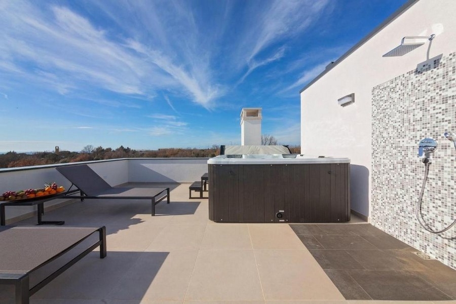 Terrazza sul tetto con vasca idromassaggio e doccia esterna - immobile H3503 in Istria.