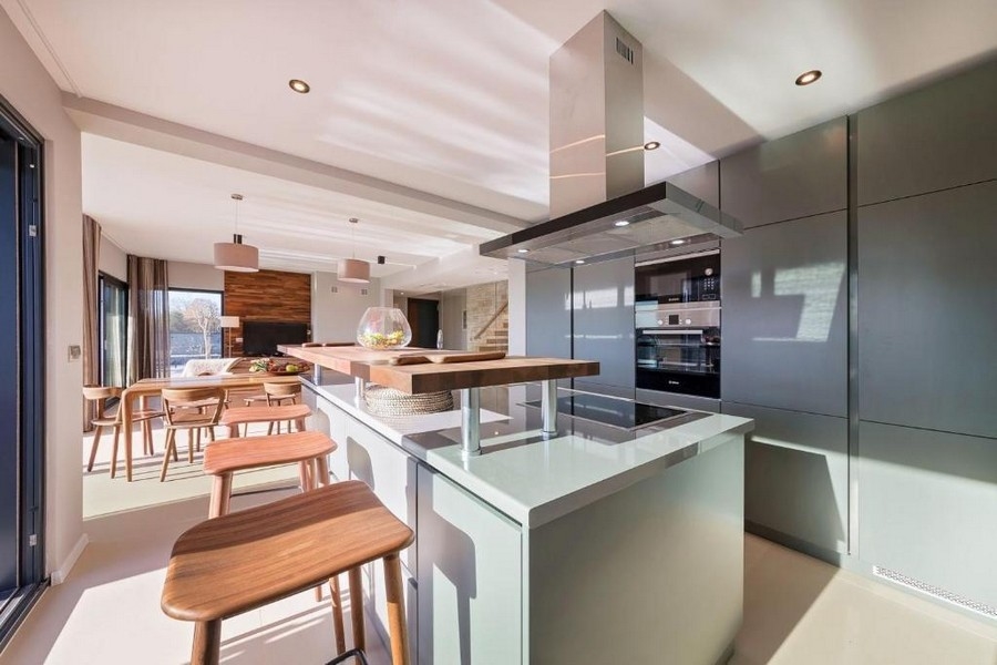 Cucina aperta moderna con isola e sgabelli da bar