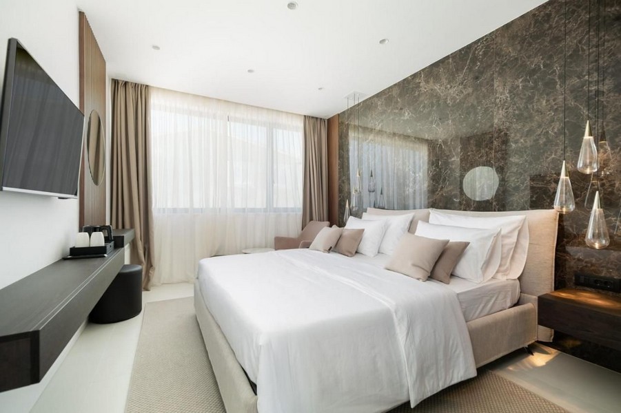 Elegante camera da letto con TV
