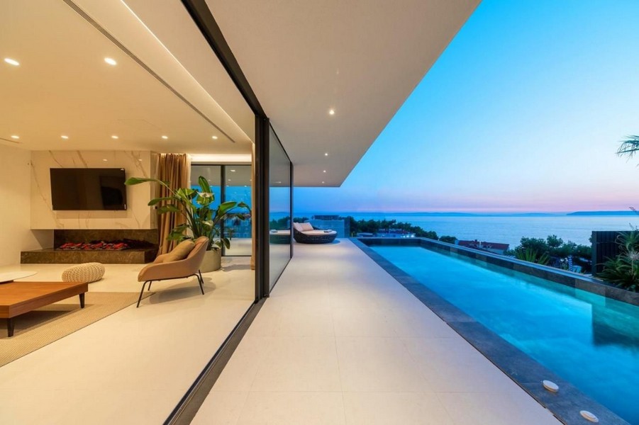 Atmosfera serale sulla terrazza con piscina