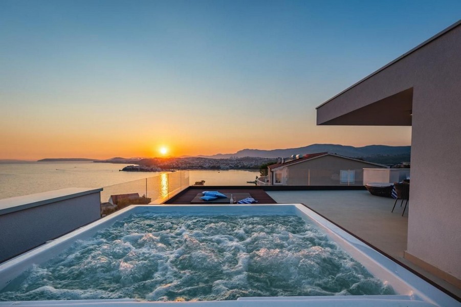 Vasca idromassaggio sulla terrazza sul tetto con vista mare