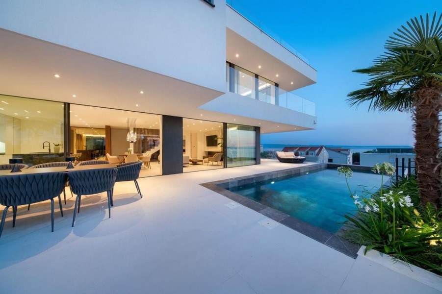 Villa moderna con piscina e vista mare a Split, Croazia, in vendita.