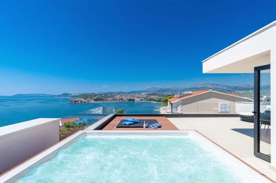 Straordinaria vista mare panoramica e jacuzzi sulla terrazza sul tetto.