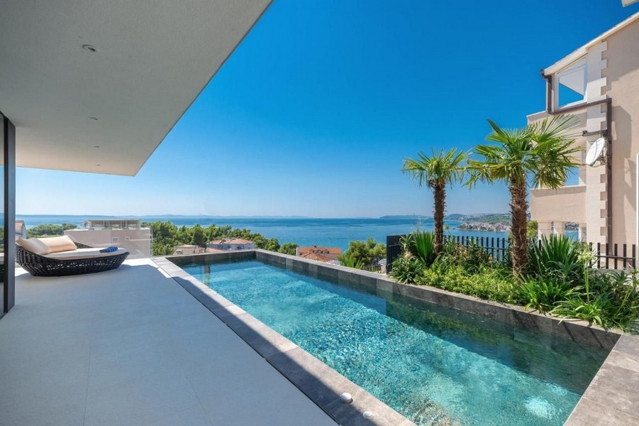 Terrazza coperta e piscina con bella vista mare.