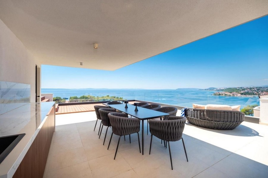 Terrazza e splendido panorama sul mare.