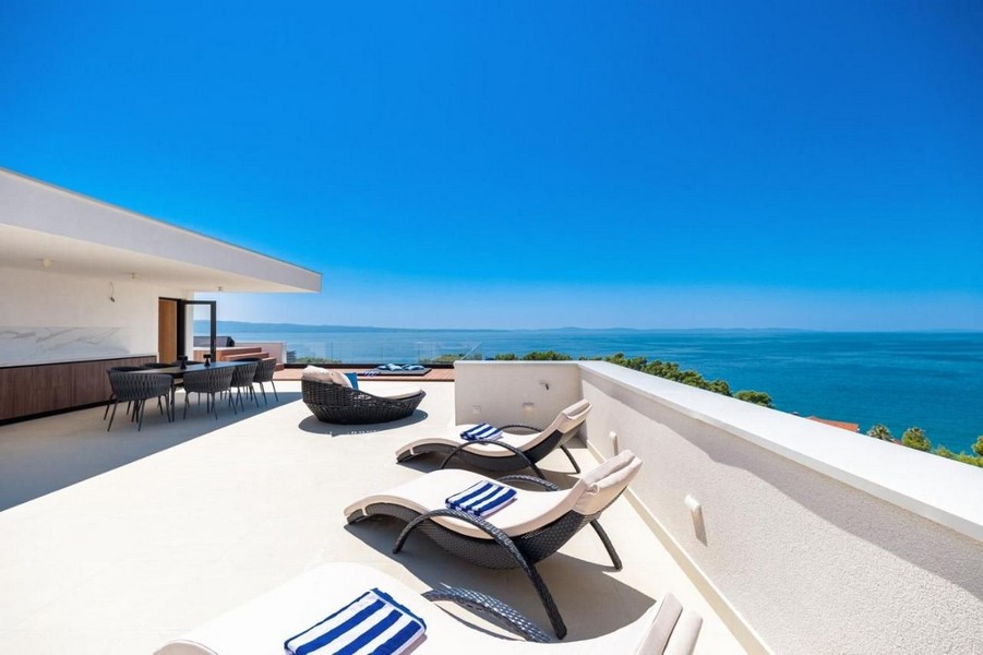 Terrazza sul tetto con splendida vista mare dall'immobile H3511 vicino a Split.