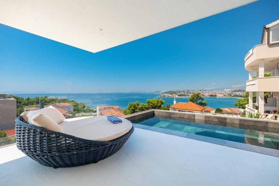Terrazza con vista mare e piscina