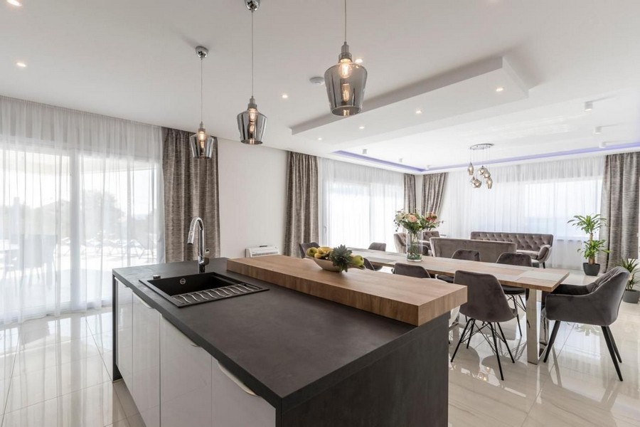 Cucina moderna con vista sul soggiorno