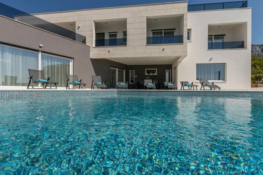 Piscina con vista sulla villa