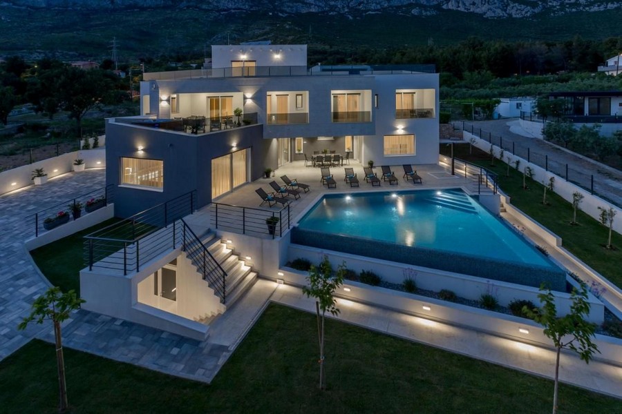 Villa H3512 di notte a Split, Croazia - Panorama Scouting.