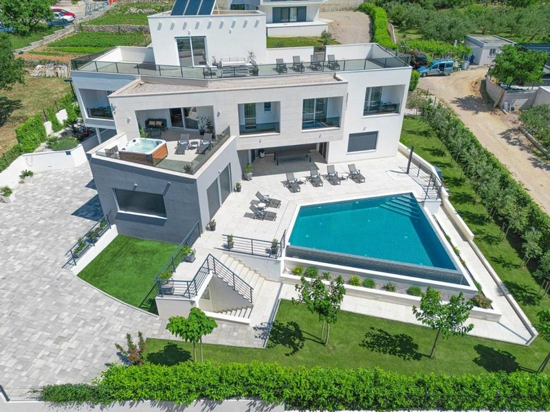 Villa di lusso moderna con piscina e giardino