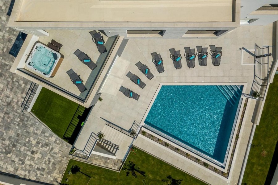 Veduta aerea della villa con piscina
