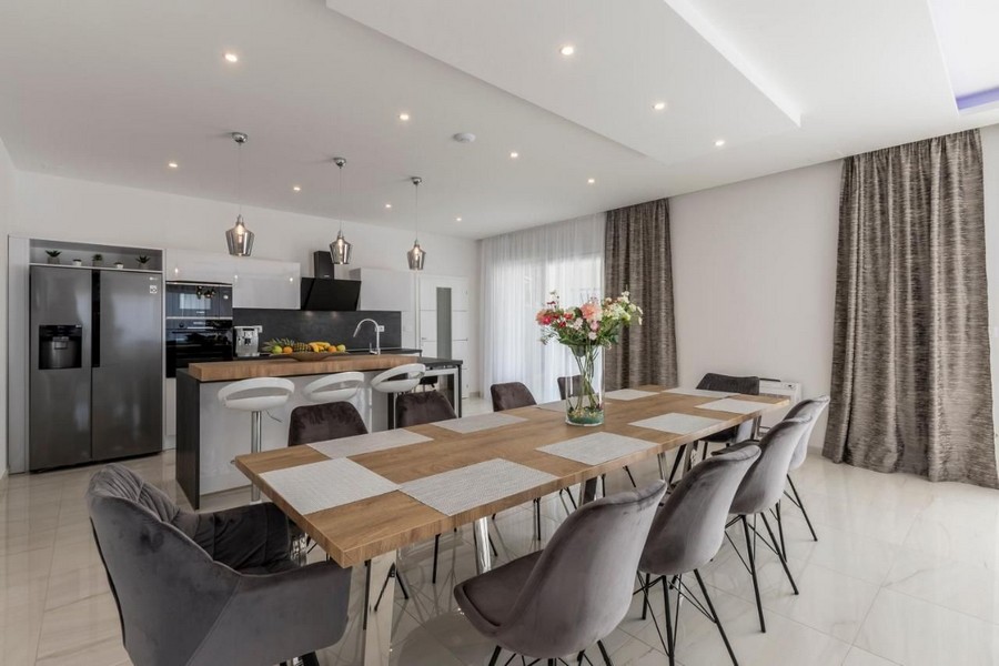 Elegante zona pranzo e cucina a vista