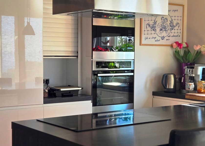 Cucina moderna con dotazioni