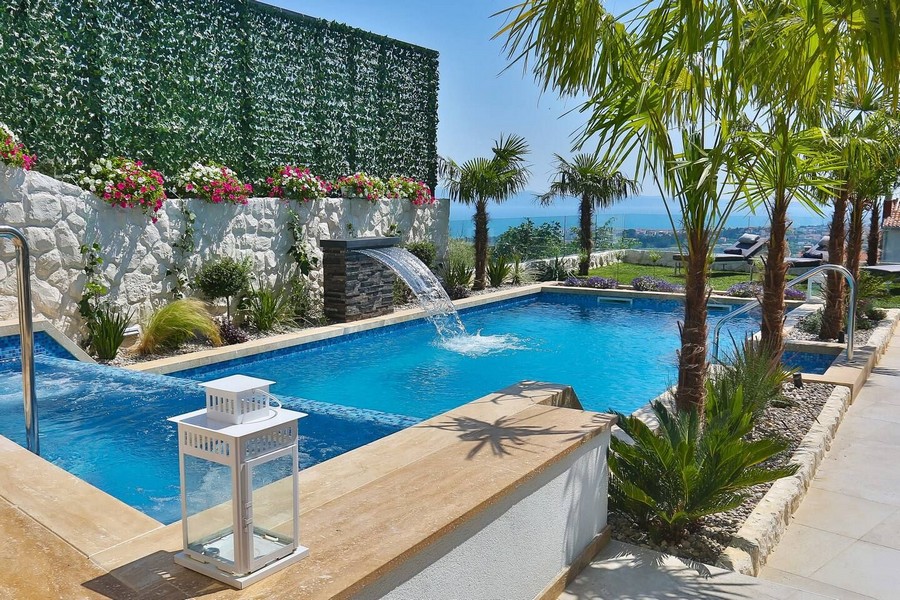 Piscina e vista mare dell'immobile di lusso H3515 a Split, Croazia - Panorama Scouting.