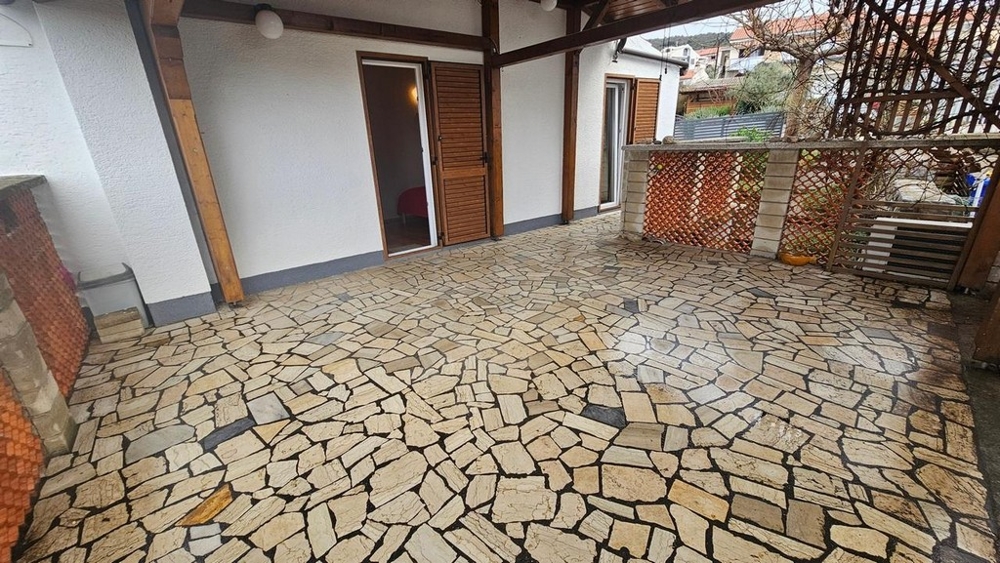 Terrazza coperta con pavimento in pietra naturale