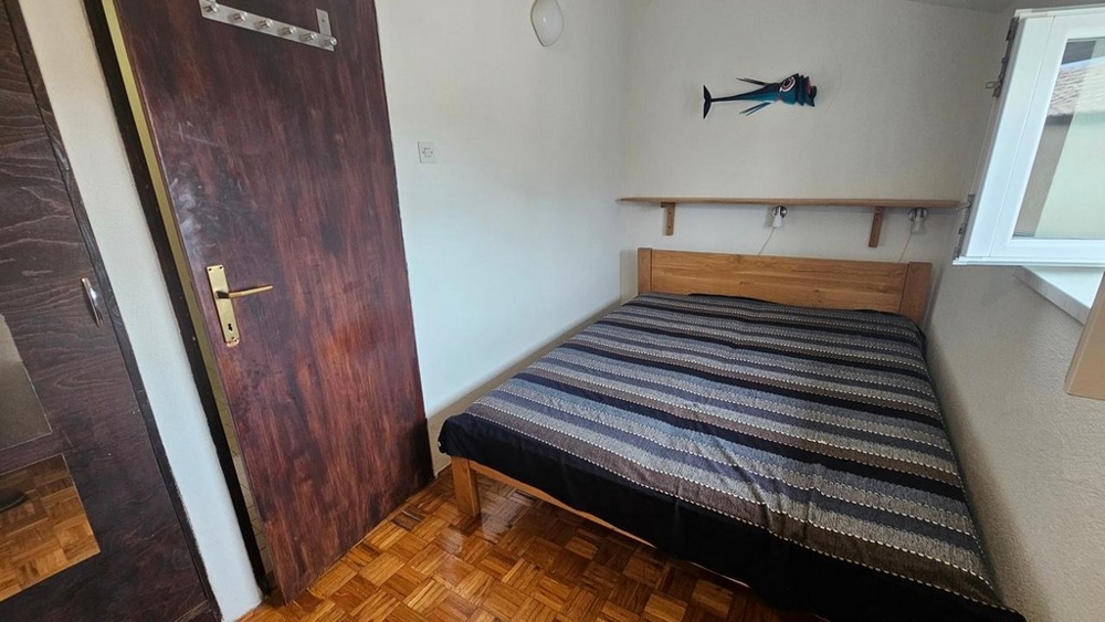 Camera da letto con mobili in legno e finestra