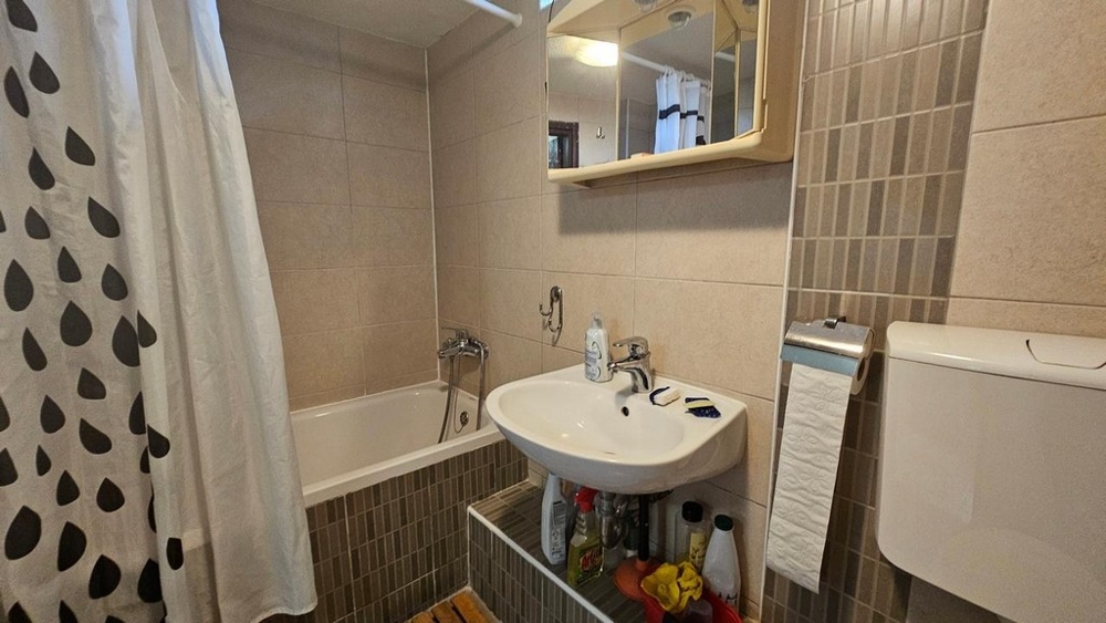 Bagno con vasca da bagno e piastrelle
