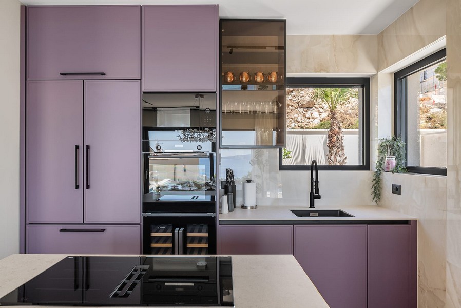 Cucina moderna con rubinetteria viola.