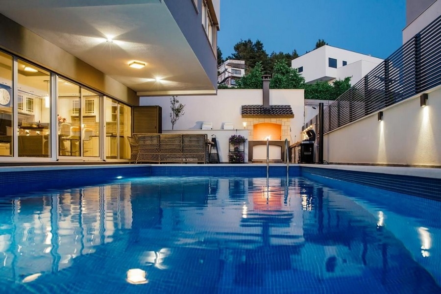 Piscina della villa H3527, in vendita in Croazia.