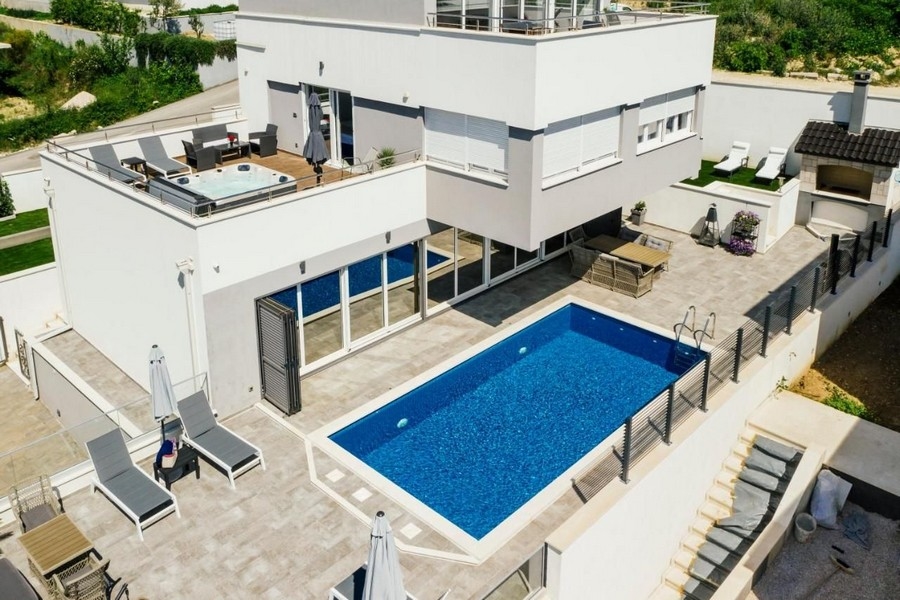 Villa H3527 con piscina ripresa dall'alto.