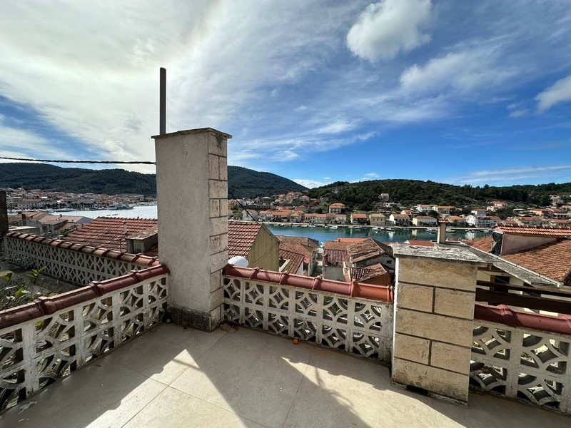 Terrazza sul tetto con vista sulla città e sul mare dell'immobile H3530 sull'isola di Korcula in Croazia.